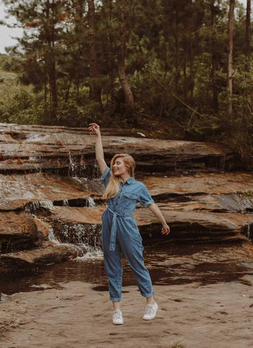 Combinaison en jean femme : tendances hiver 2020