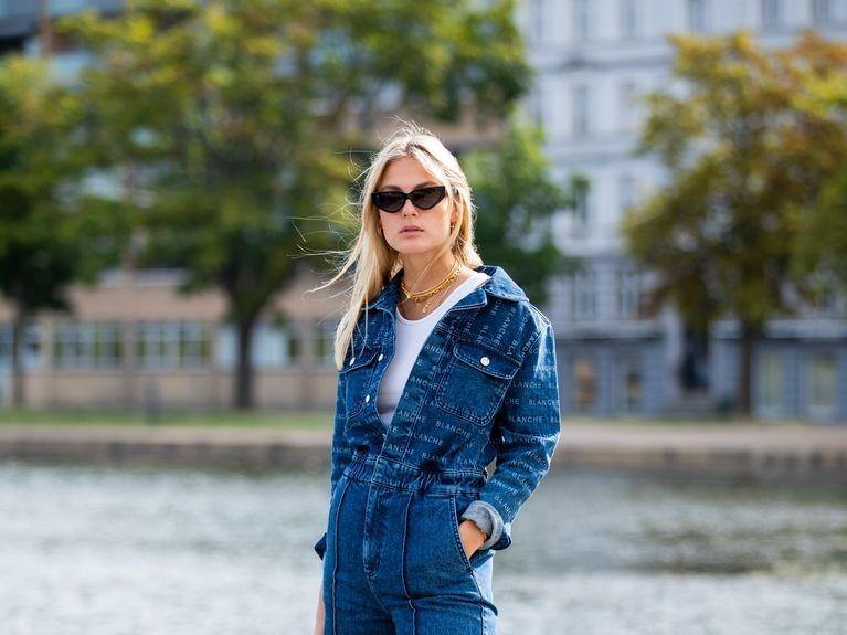 Une tenue actuelle: la combinaison en jean femme